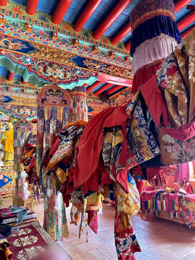 A green and blue clock with the time 1 2 : 3 0.