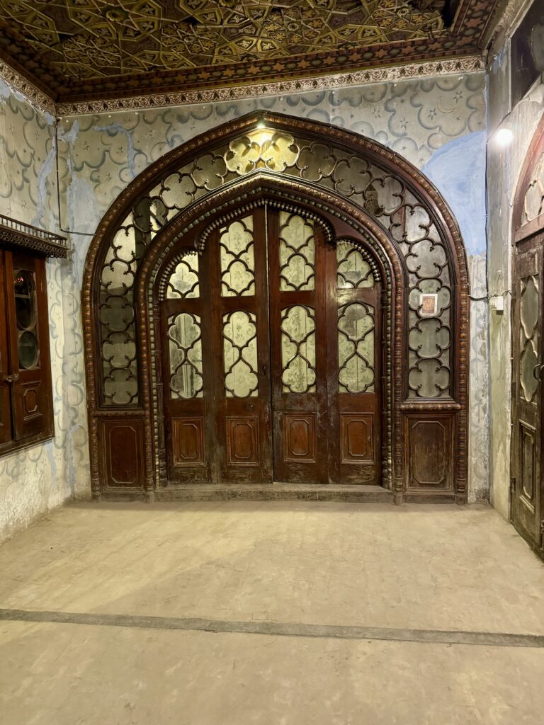 A room with many doors and windows in it