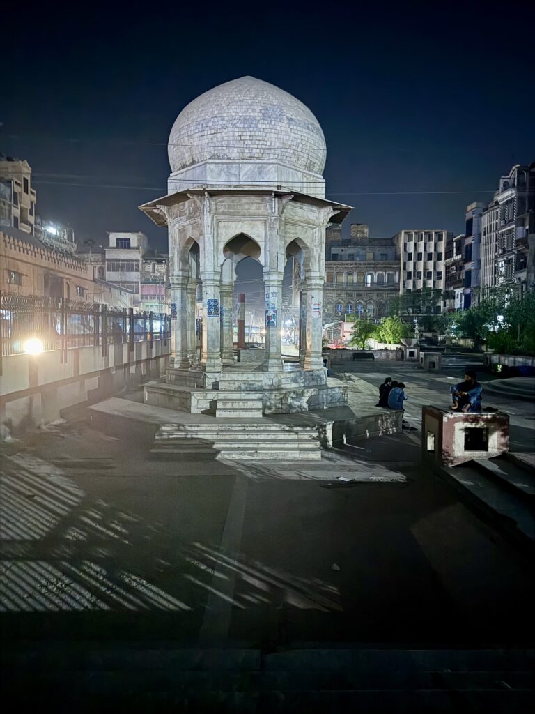 A very tall building with a dome on top of it.